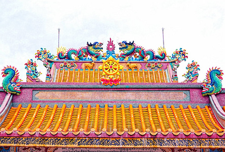 泰国一座中国寺庙屋顶上的龙。