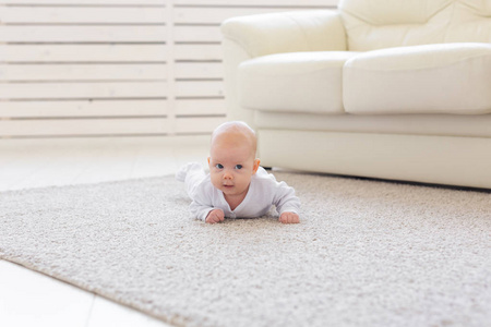 儿童 婴儿和人们的观念小宝贝男孩或女孩在家里的地板上爬