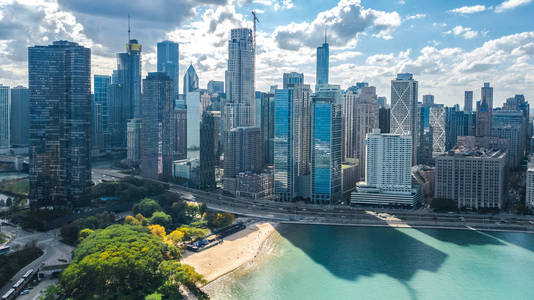 芝加哥天际线无人驾驶飞机从密歇根湖和芝加哥市中心摩天大楼城市景观伊利诺伊州，美国