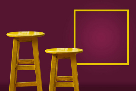 黄色酒吧凳子，洋红背景和复制空间框架的复制空间框架