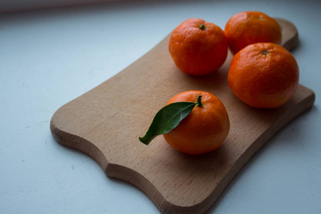 木制甲板上成熟的橘子图片