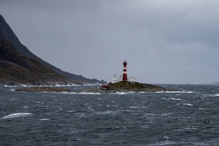 挪威海岸岛屿上的灯塔