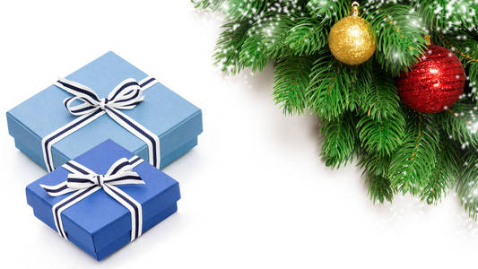 圣诞节假日装饰与蓝色礼品盒和冷杉分支查出在白色背景