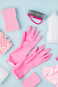 洗涤剂和清洁配件的粉红色。清洁服务理念。平躺，俯视。