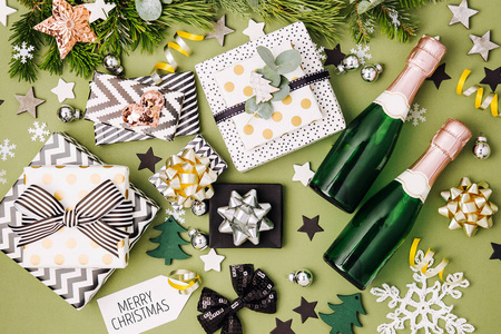 平躺圣诞背景与礼品盒丝带和装饰的绿色和黑色。 平躺式顶部视图