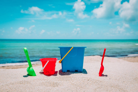热带沙滩儿童玩具家庭度假概念