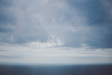 带有紫色色调的蓝色景观。 透过窗户看到黑色的大海和深灰色的天空。 巴统格鲁吉亚