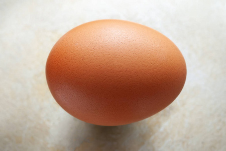 金属背景上的棕色鸡蛋。