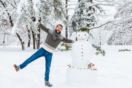 在公园堆雪人的年轻人图片