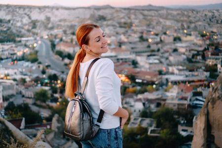 愉快的妇女旅游站立反对山风景