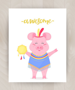 一只可爱的猪，穿着一套印度服，头上有羽毛，带着一个小铃铛。有趣的小猪。手写字真棒。木制背景儿童贺卡