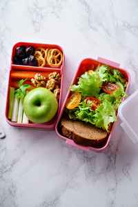 带沙拉和健康食品的午餐盒，工作和学校