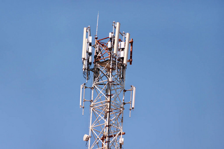 电信网络中继器基地收发站。 塔式无线通信天线发射机和中继器。 带有天线的电信塔。 手机电信塔。