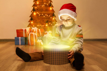 圣诞快乐 家中圣诞树和壁炉附近有魔法礼物的快乐儿童