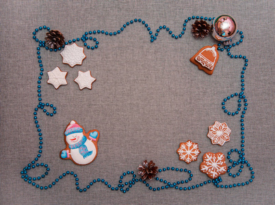 迷人的大气圣诞背景，圆锥形和庆祝饼干的形式，雪花钟和雪人作为2019年新年的象征贺卡问候概念。