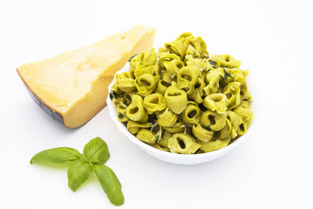 意大利意大利意大利面食Tortellini，白色背景分离