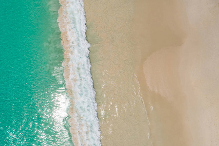 鸟瞰美丽的海洋景观，海滩和波浪与绿松石海水与复制空间