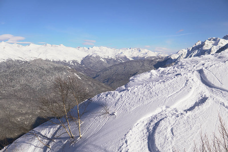 滑雪者和滑雪者骑在滑雪胜地冬季度假旅行的山坡上