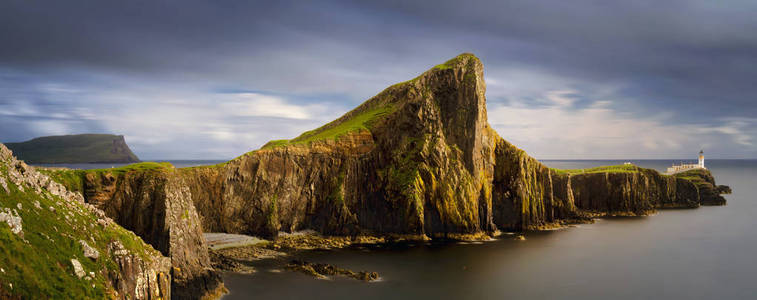 尼斯特点半岛全景与苏格兰天空的白色灯塔岛