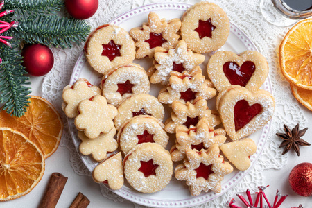 传统的林泽圣诞饼干，里面装满了草莓果酱，上面沾满了糖