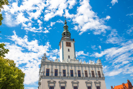 波兰切尔默诺市政厅正面的景色