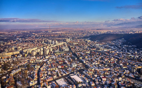 布拉索夫特兰西瓦尼亚。 罗马尼亚。 罗马尼亚布拉索夫城市特兰西瓦尼亚地标的冬季空中城市景观旧城镇和议会广场全景