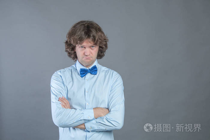 愤怒的脾气暴躁的家伙看起来很不高兴.
