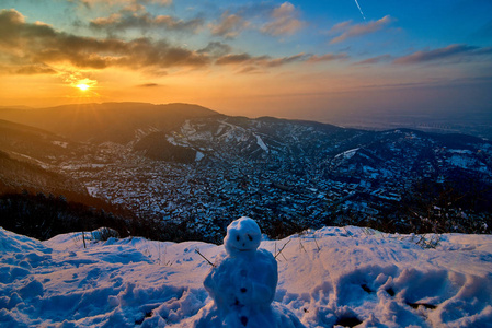 在冬季坦帕山上空日落时，布拉索夫市的全景