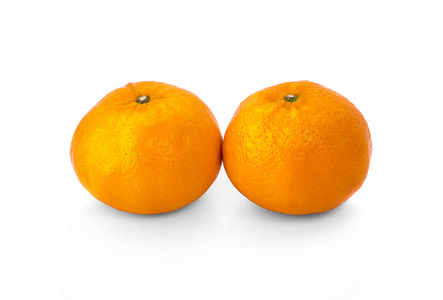 白色背景上分离的新鲜橙色