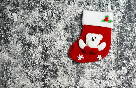 圣诞老人，圣诞老人，雪上红袜子，木制背景，圣诞节和冬天的新年