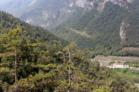 佩罗洛迪卡多里村附近的山景