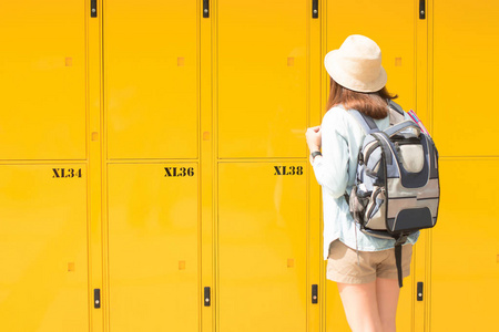 女旅行者使用储物柜服务，去城市度假