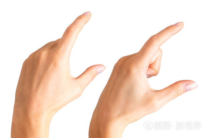 用两根手指拿着东西的女人的手