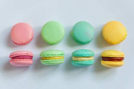 甜杏仁五颜六色的粉红色，蓝色，黄色，绿色通心粉或通心粉甜点蛋糕隔离在白色背景。法式甜饼。最小食品烘焙概念。平躺，俯视，复制空间