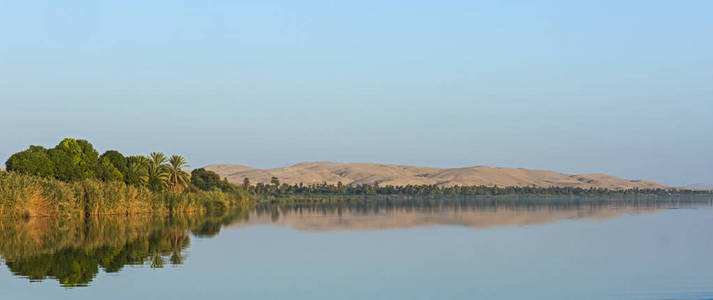 通过乡村乡村景观和山地背景，俯瞰埃及尼罗河大河