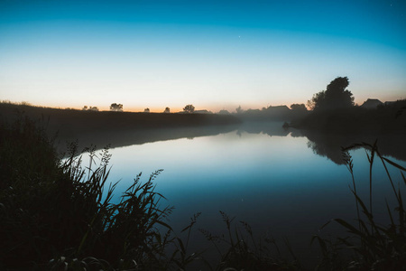 黎明时分, 村庄里的湖面上有雾