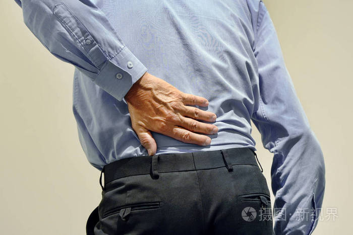 男人遭受肋骨疼痛腰部疼痛.