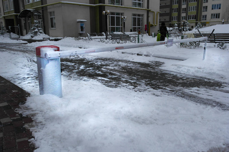 坏天气是雪自动屏障。 冬天。