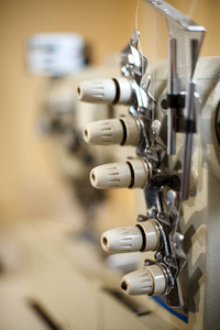 缝纫机过锁的特写细节。 工作场所裁缝。裁缝行业。