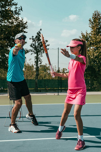网球教练与年轻女子网球训练