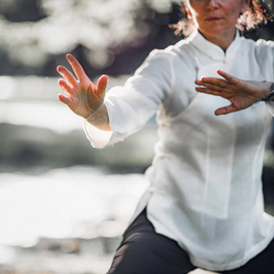 女子在公园练太极拳