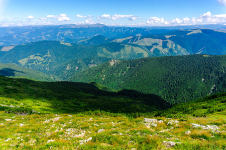 迷人的自然山景，绿油油的天空