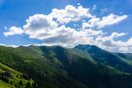 迷人的自然山景，绿油油的天空