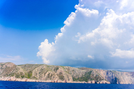 风景如画的海岩和蓝色多云的天空