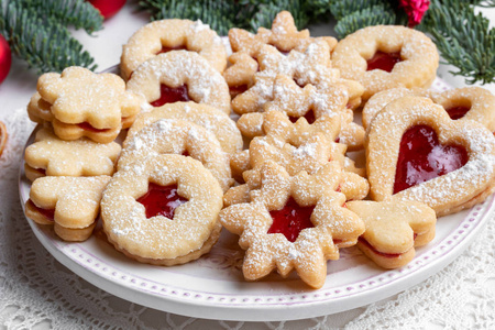 传统的林泽圣诞饼干，里面装满了草莓果酱，盘子里装满了糖