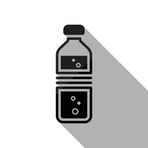 一瓶有气泡的水。 简单的单一图标。 黑色物体，白色背景有长阴影