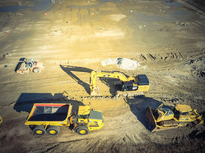 美国卡罗尔顿大型建筑工地的老式色调鸟瞰机械和重型设备。 挖掘机顶部推土机自卸车挖掘机