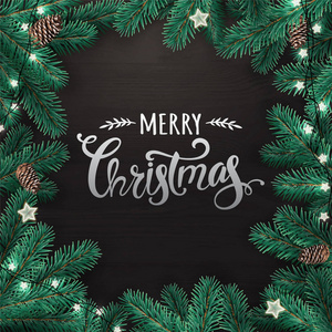 创意框架由圣诞杉木树枝制成。 银色圣诞快乐文字黑色木制背景与灯松果。 圣诞节和新年卡。 矢量插图
