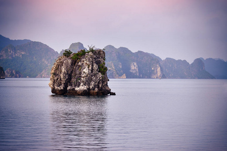 哈龙湾小船日落哈龙湾风景秀丽越南河内