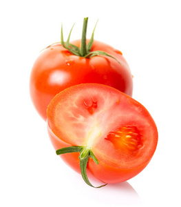 成熟的西红柿，带有水滴，白色的孤立的背景